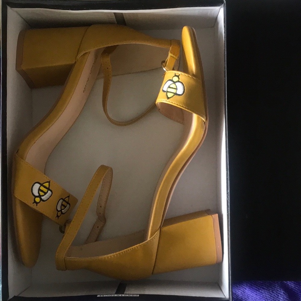 ModCloth Buzz Embroidered Block Heel Bee 🐝